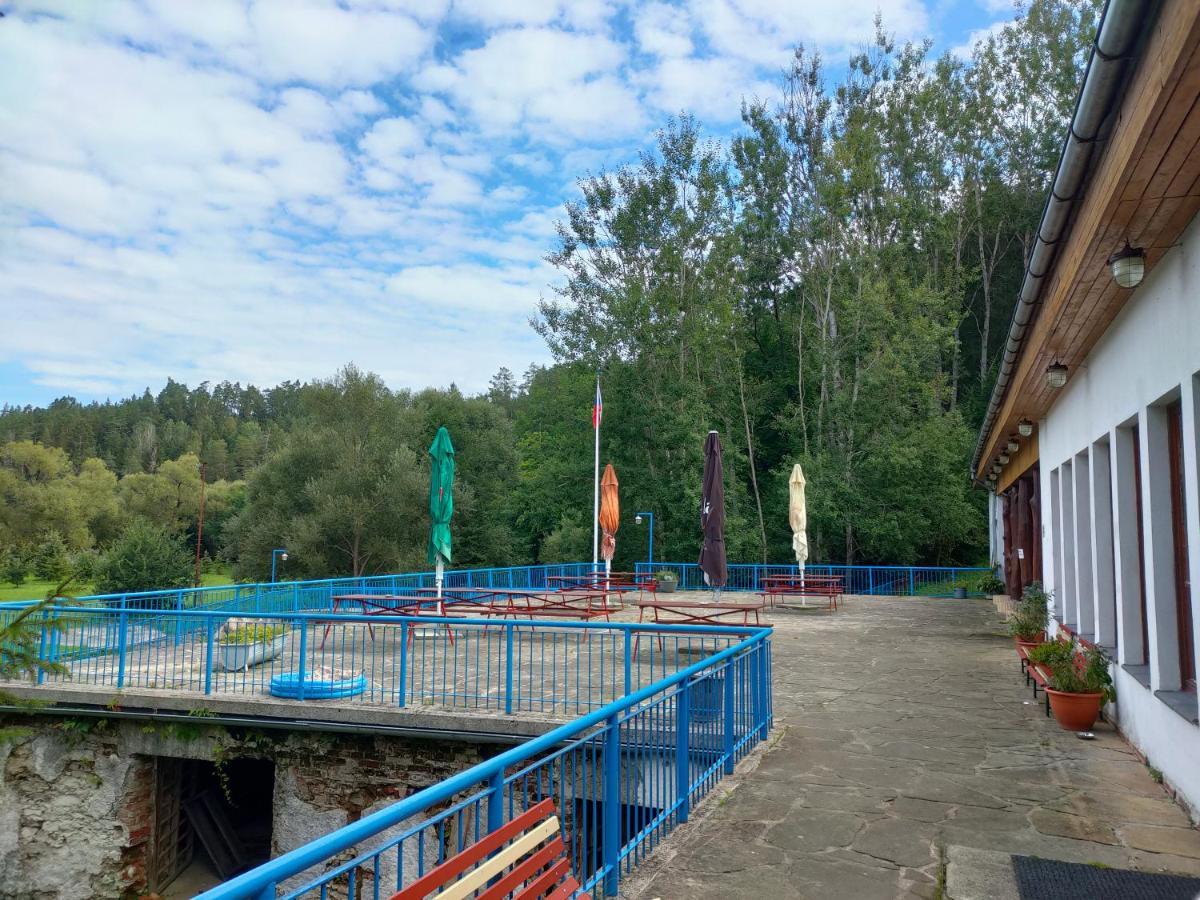 Kemp na Staré papírně Dobronice Esterno foto